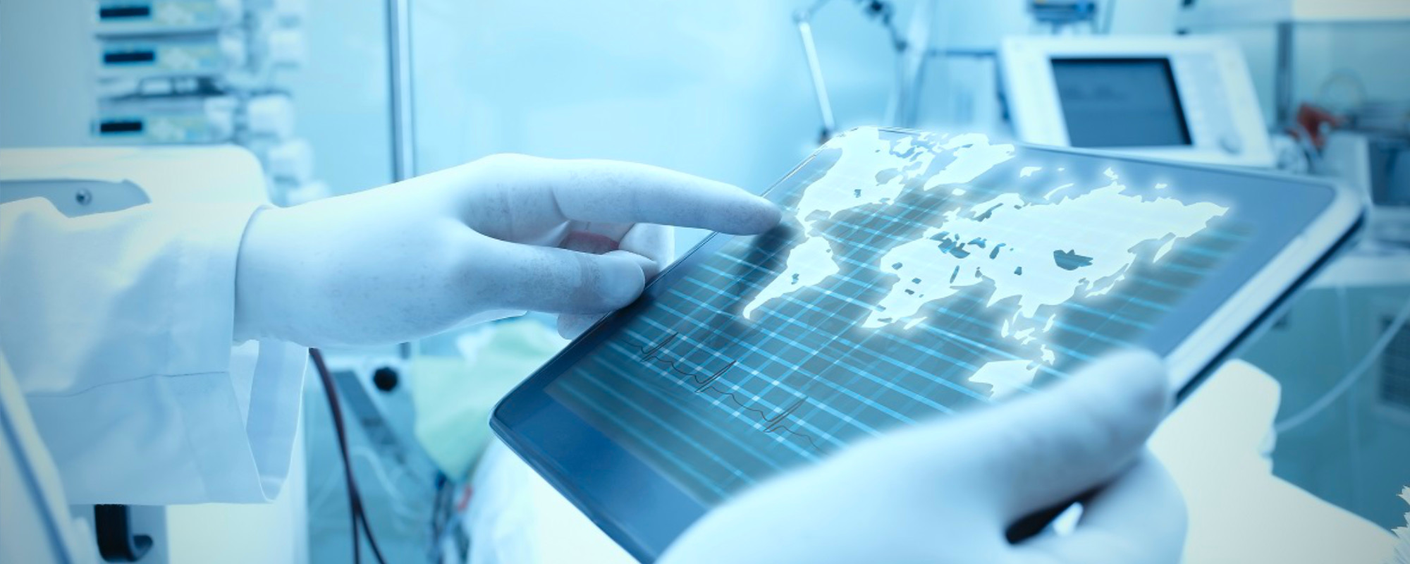 Investigador-científico-cogiendo-tablet-laboratorio Investigador científico cogiendo tablet laboratorio