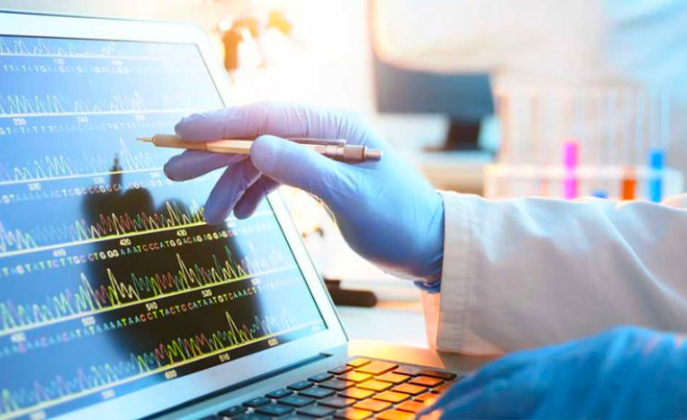 Investigador científico tocando lápiz tablet laboratorio