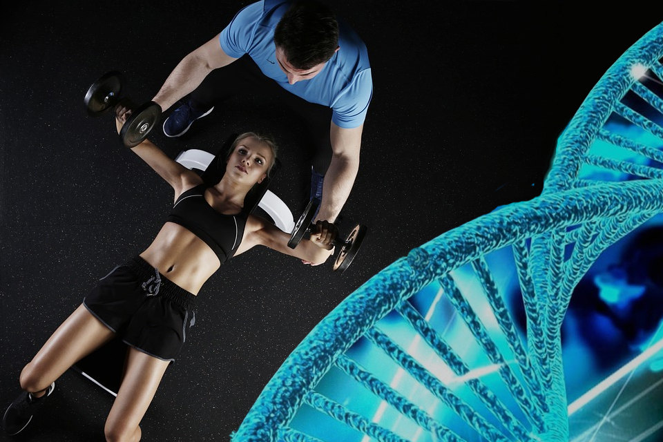 mujer deportista con pesas gimnasio con entrenador
