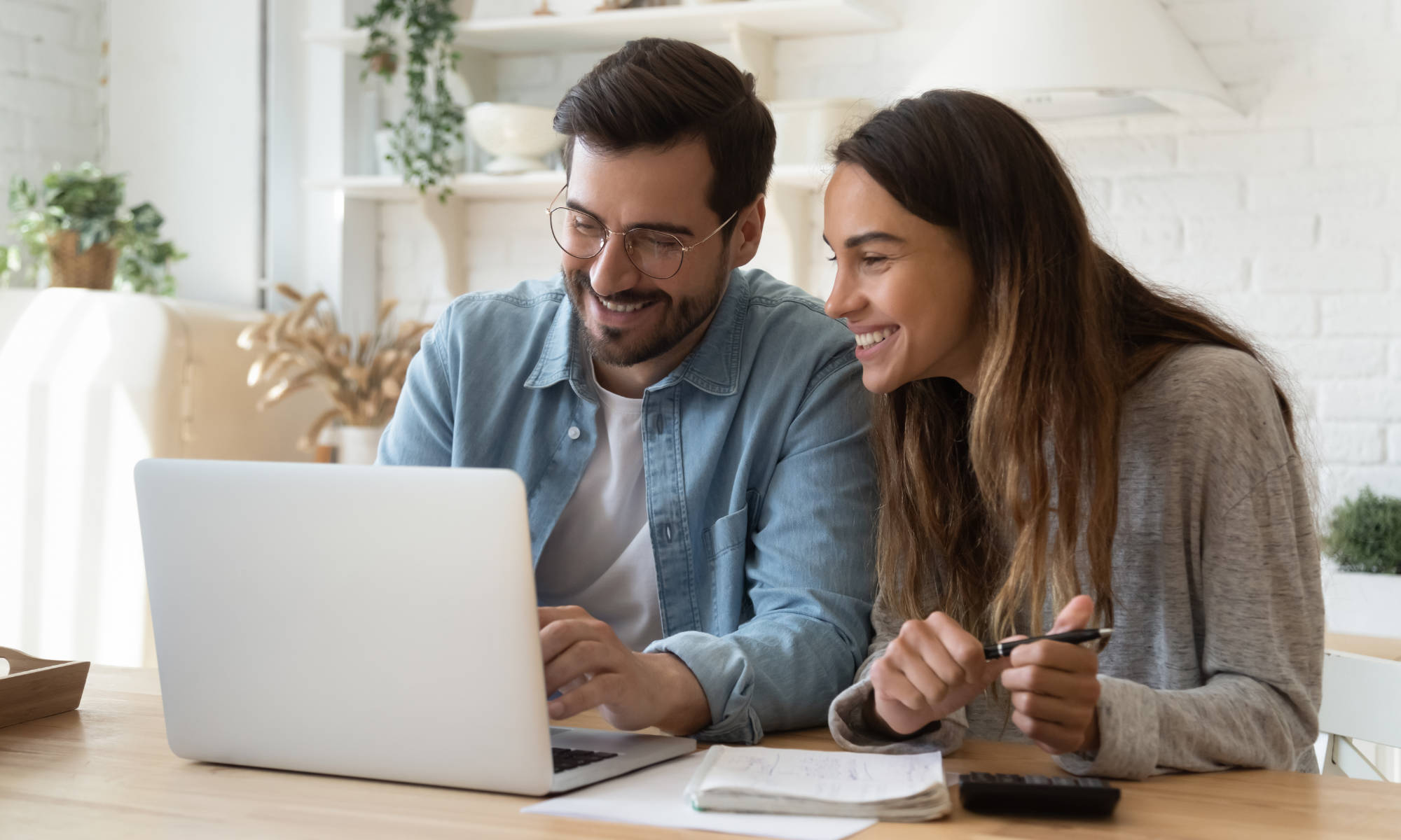 Pareja hombre mujer sonríen ven pantalla portátil ven tratamiento nutrigenético