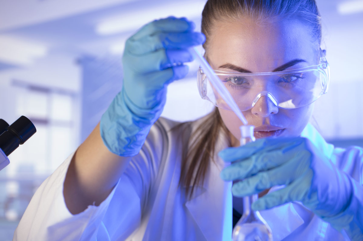 Mujer investigadora cientifica con probeta