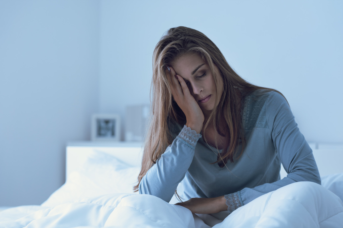 Mujer cansada con sueño en la cama