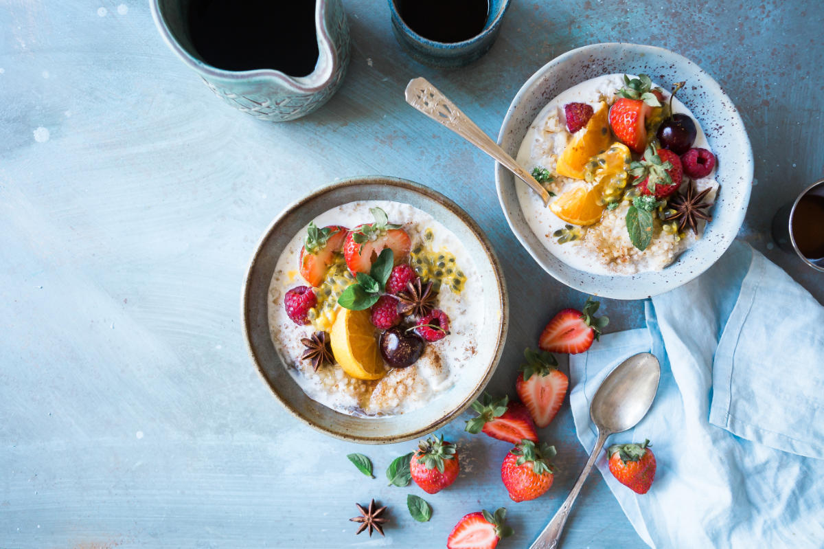 Dos bowls comida vegana fruta leche
